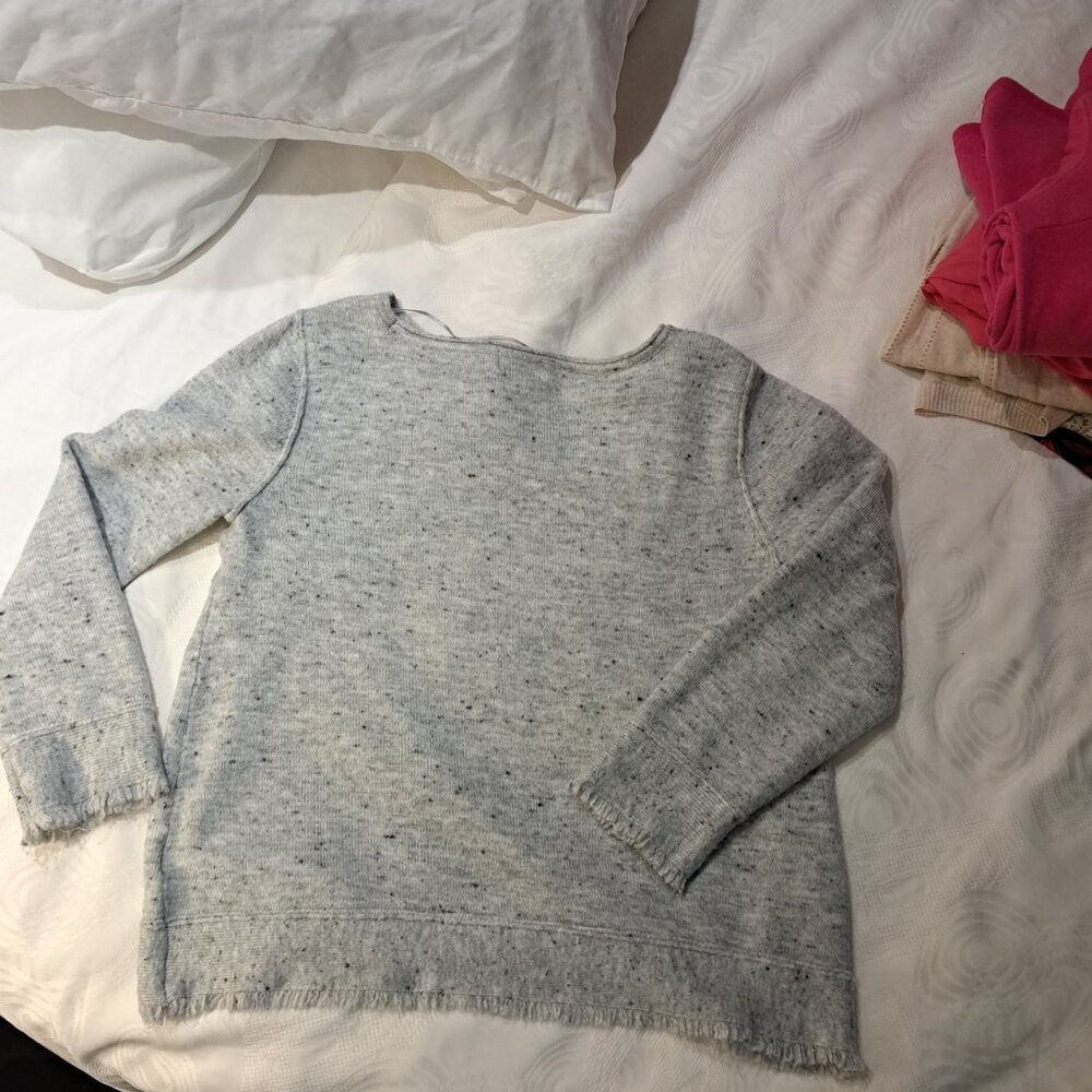 Nice detailed Sweater/Sweatshirt with a Floral Embroidered Pattern - Picture 2 of 6